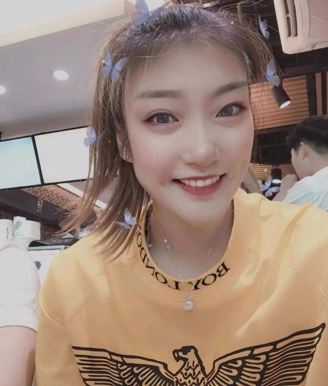 女人扒开腿让男人捅爽